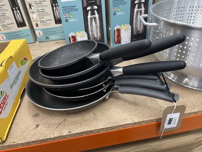 Lot 3099 - 6 frying pans
