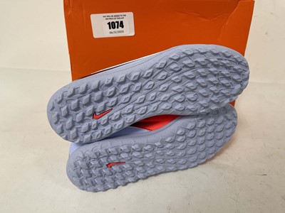 Lot 1074 - Nike children's jr phantom 6 low club football...