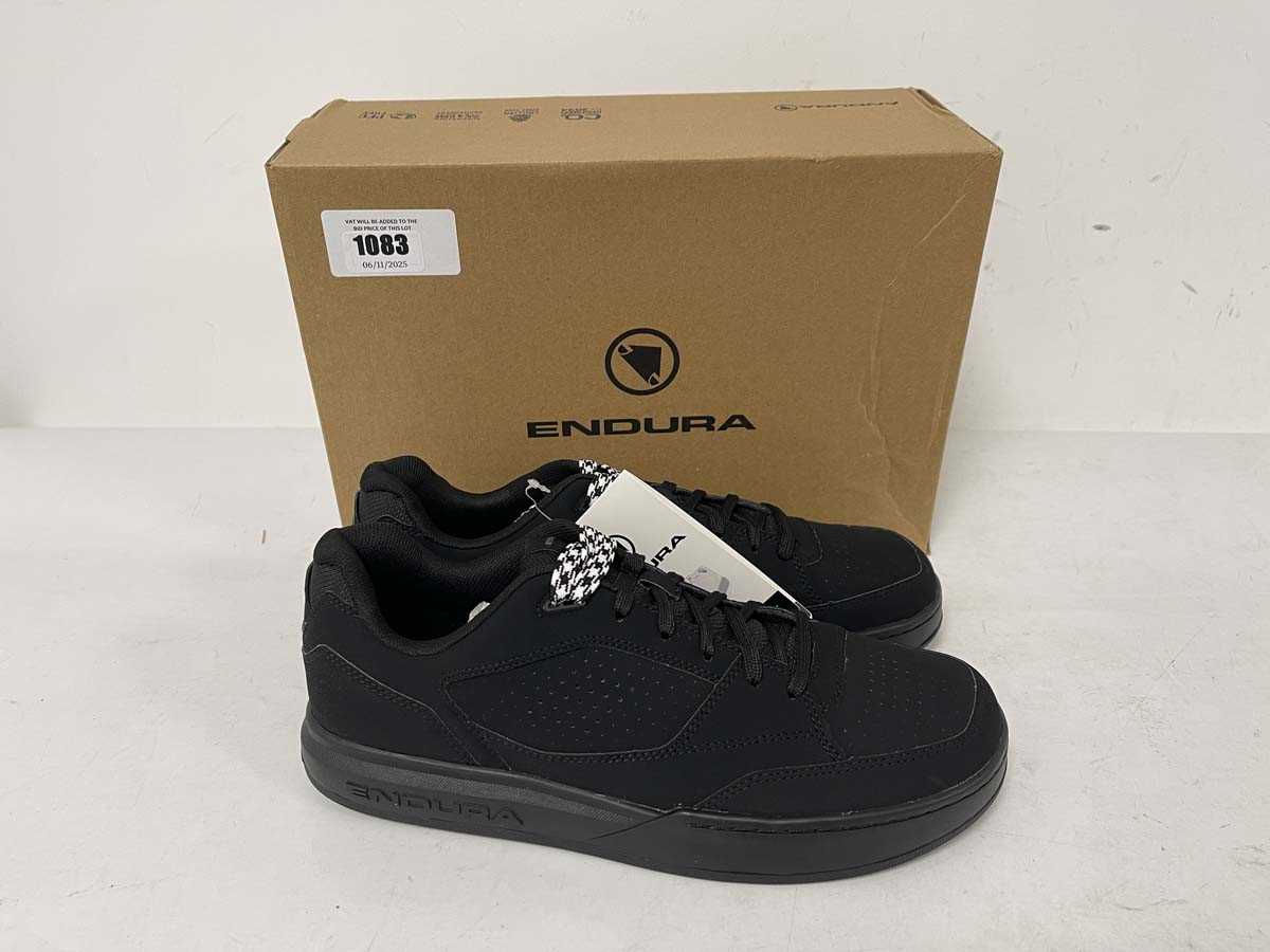 Lot 1083 - Endura hummvee flat pedal shoes in black size...