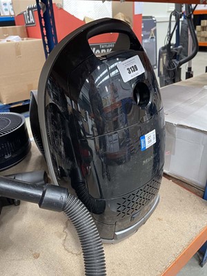 Lot 3139 - Tug along Miele vacuum cleaner - no pipe or pole