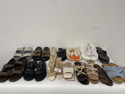Lot 1093 - 15x Pairs of sandals in various styles to...