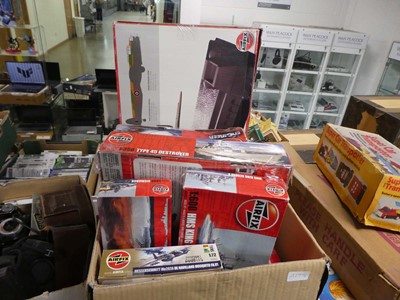 Lot 2253 - Box containing various Airfix model kits,...