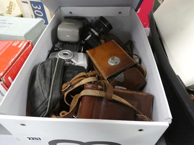Lot 2257 - Box containing various cameras