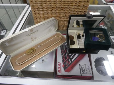 Lot 2381 - Box of various jewellery items