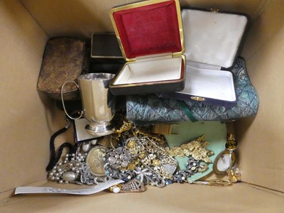 Lot 2382 - Box of various jewellery items
