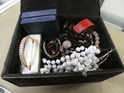Lot 2387 - Box containing various jewellery items