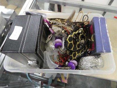 Lot 2388 - Box of various jewellery items