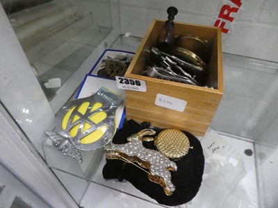 Lot 2356 - Selection of badges and various items