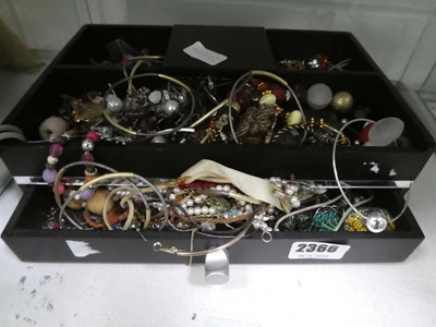 Lot 2366 - Box containing various jewellery items