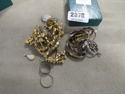 Lot 2376 - Box containing various jewellery items