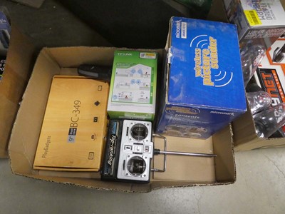 Lot 2532 - 3x boxes containing various items including...