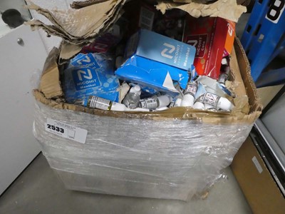 Lot 2533 - Box containing vaping liquids. (You must be...