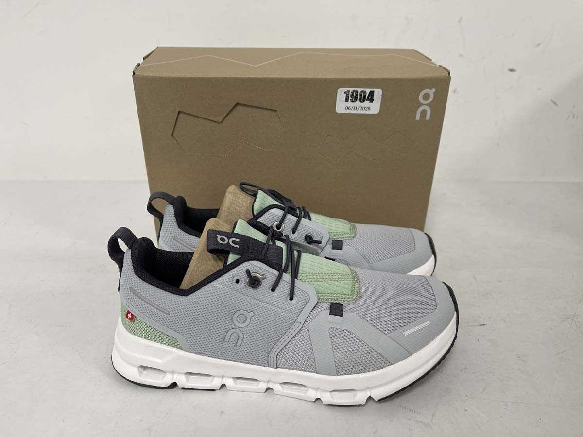 Lot 1904 - On Cloud Running children's cloudsky trainers...
