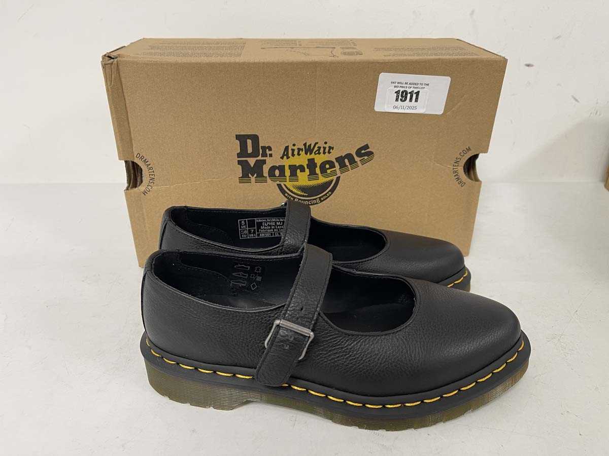 Lot 1911 - Dr Martens elphie MJ shoes in black size UK5 -...