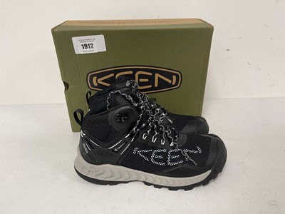 Lot 1912 - Keen nxis evo mid wp trainers in black size...
