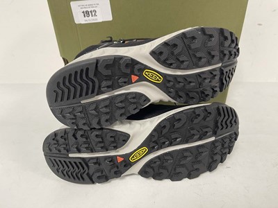 Lot 1912 - Keen nxis evo mid wp trainers in black size...
