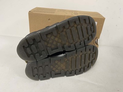 Lot 1913 - Dr Martens raffe shoe Y shoes in black size...