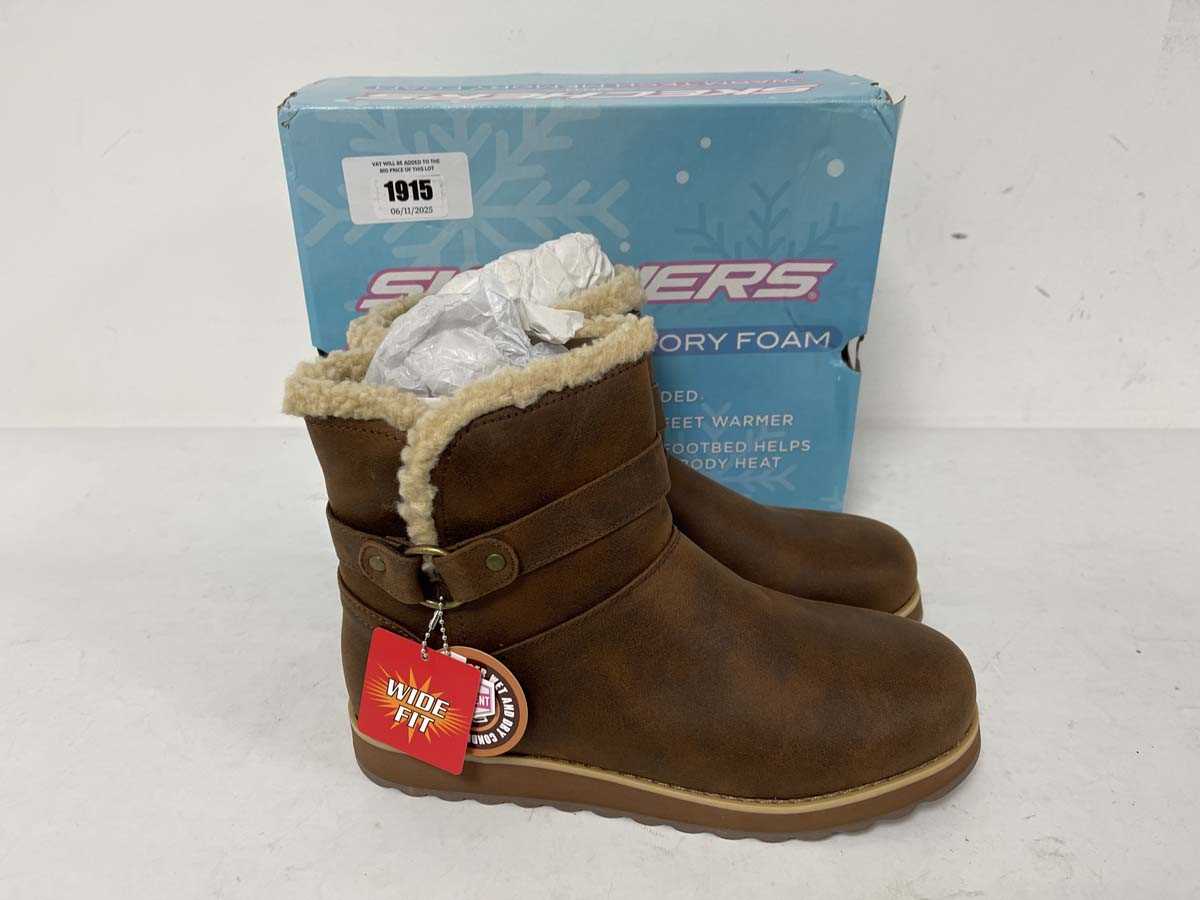 Lot 1915 - Sketchers water repellant home sweet home...