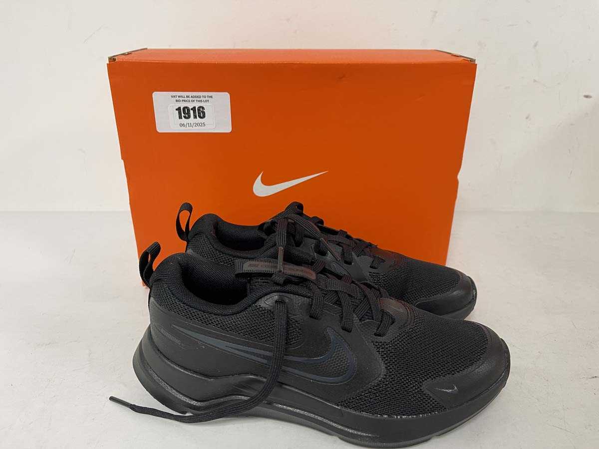 Lot 1916 - Nike cosmic runner trainers in black size...