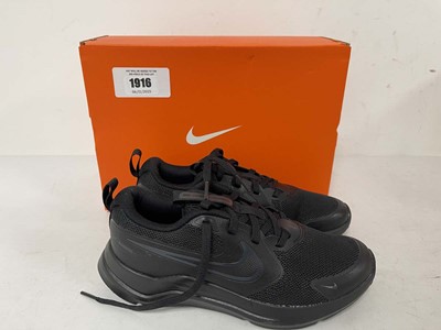 Lot 1916 - Nike cosmic runner trainers in black size...