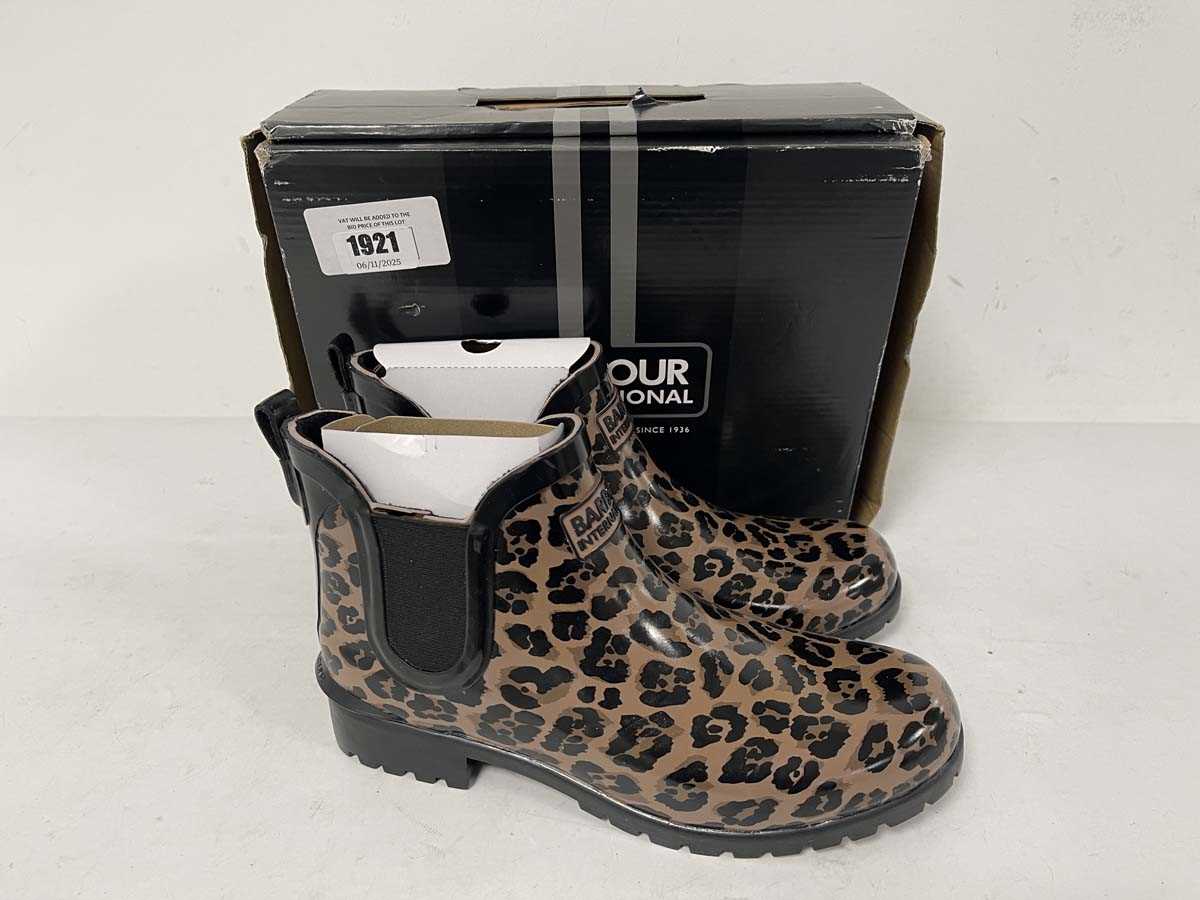 Lot 1921 - Barbour International assen chelsea wellington...