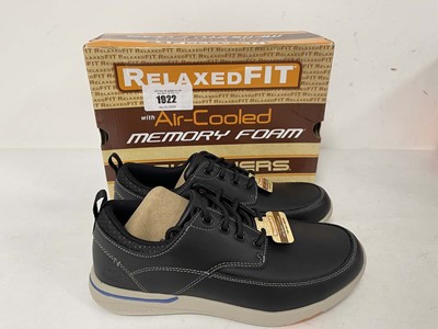 Lot 1922 - Sketchers relaxed fit elent leven trainers in...
