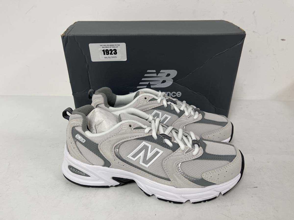 Lot 1923 - New Balance 530 trainers in grey size UK5 - boxed