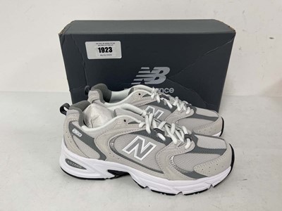 Lot 1923 - New Balance 530 trainers in grey size UK5 - boxed