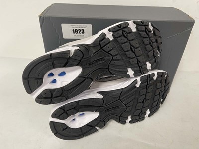 Lot 1923 - New Balance 530 trainers in grey size UK5 - boxed