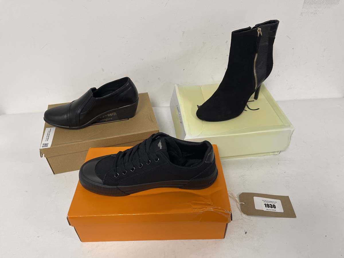 Lot 1930 - 3x boxed pairs of shoes to include Cushion...