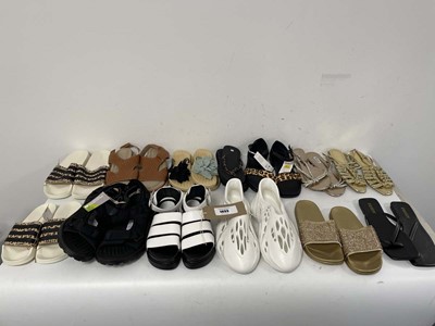 Lot 1933 - 14x Pairs of sandals in various styles to...