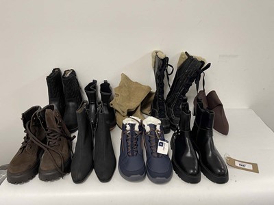 Lot 1937 - 9x Pairs of boots in various styles to include...