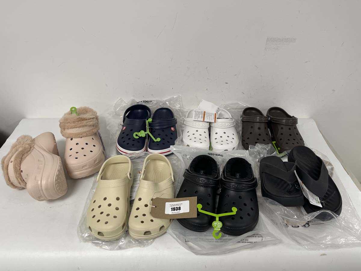 Lot 1938 - 7x Pairs of Crocs in various styles and sizes