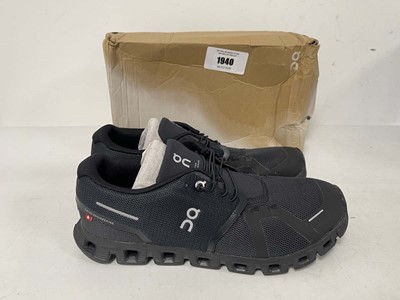 Lot 1940 - On Cloud Running cloud 5 trainers in black...