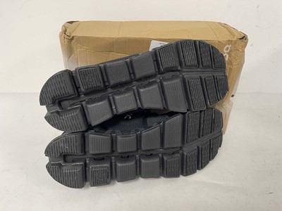 Lot 1940 - On Cloud Running cloud 5 trainers in black...
