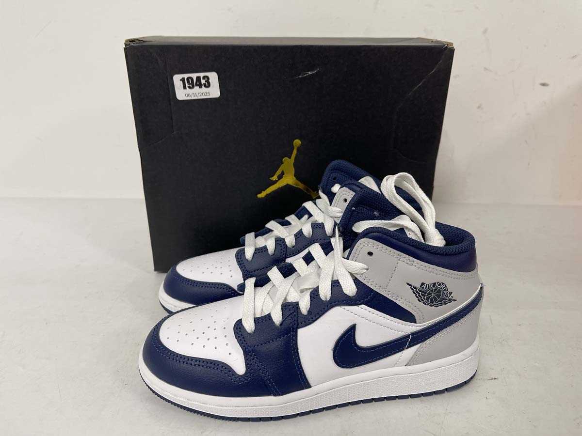 Lot 1943 - Nike children's air jordan 1 mid trainers in...
