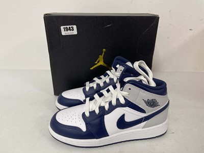 Lot 1943 - Nike children's air jordan 1 mid trainers in...