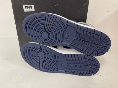 Lot 1943 - Nike children's air jordan 1 mid trainers in...