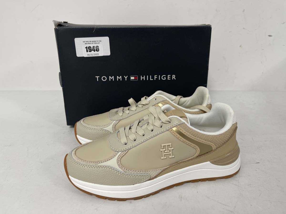 Lot 1946 - Tommy Hilfiger runner mix trainers in classic...