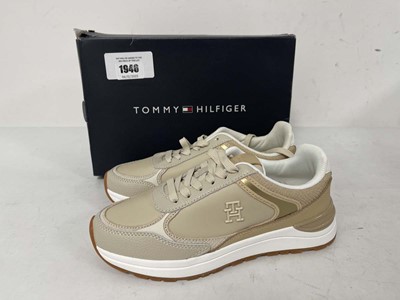 Lot 1946 - Tommy Hilfiger runner mix trainers in classic...