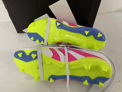 Lot 1952 - Adidas predator league football boots size UK5...