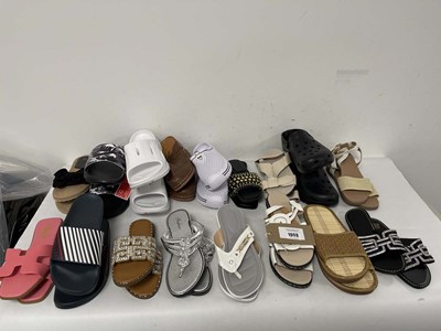Lot 1963 - 17x Pairs of sandals in various styles to...