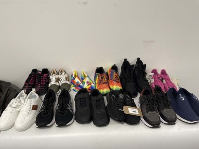 Lot 1964 - 12x Pairs of trainers in various styles to...