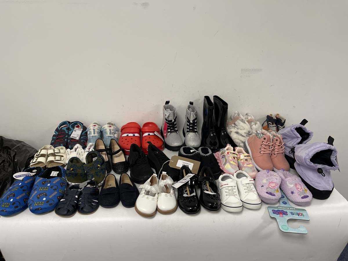 Lot 1965 - 23x Pairs of children's shoes in various...
