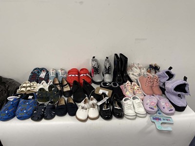 Lot 1965 - 23x Pairs of children's shoes in various...