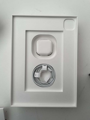 Lot Apple iPad Pro 11-inch (3rd Generation) Wi-Fi,...