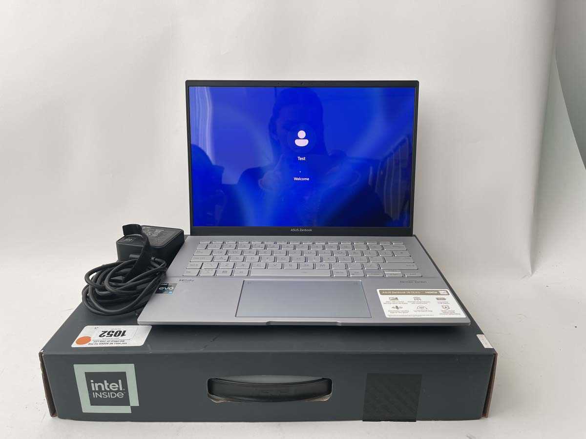 Lot ASUS Zenbook laptop model UX3402V, Intel...