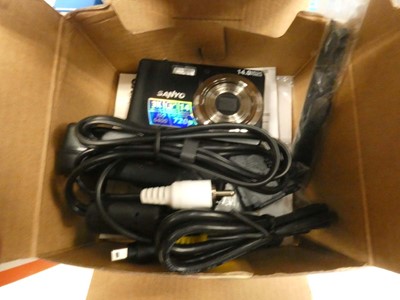 Lot 2011 - Mixed cameras and camera accessories