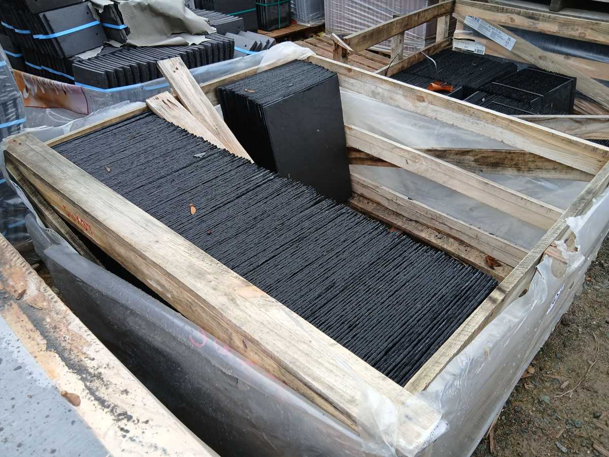 Lot 236 - Part pallet of approximately 120 Laluz Spanish...