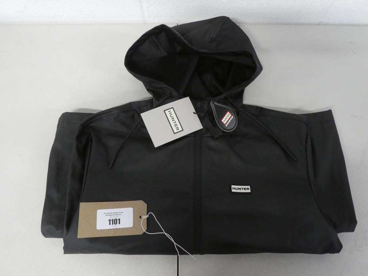 Lot 1101 - Hunter downpour long hooded raincoat in black...